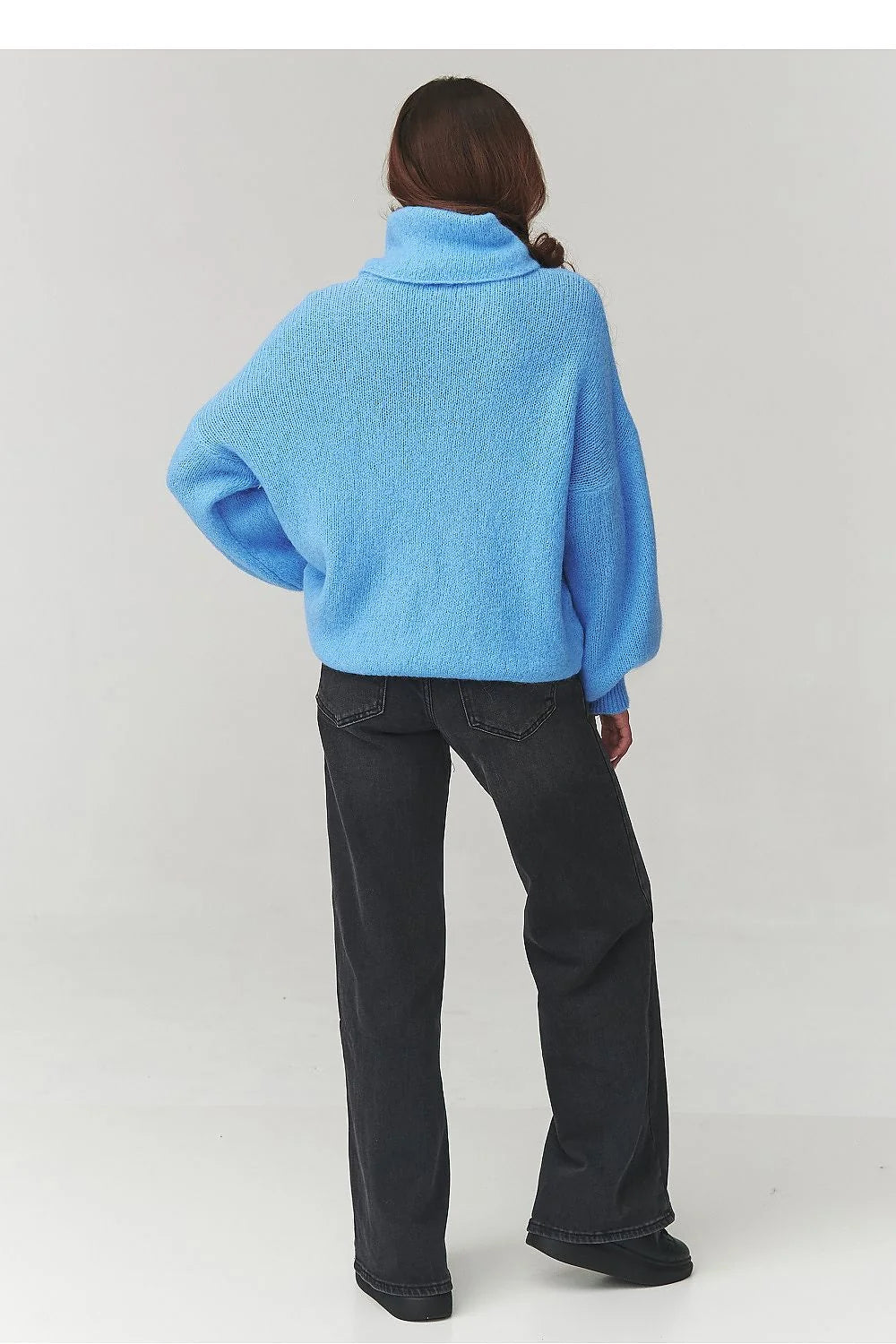 pull femme oversize col roulé bleu azur maille épaisse duveteuse manches ballon poignets côtes cocooning chic italien alpaga