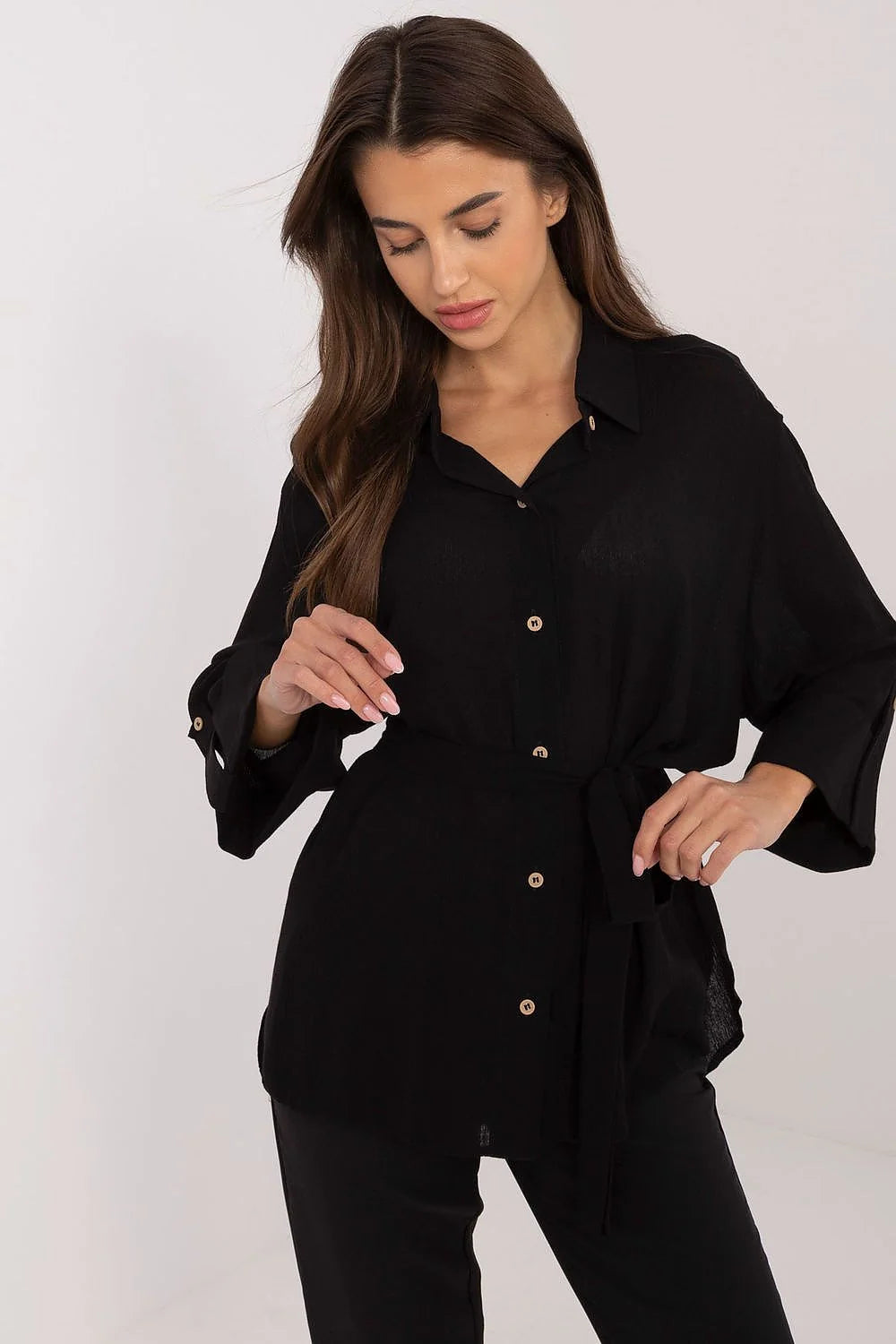 Chemise Lakerta féminine élégante manches longues style classique tissu fluide couleur noire ceinture ajustable femmes mode intemporelle polyvalence confort style professionnel