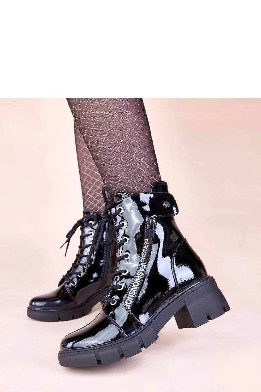 bottines vernies noires style rangers lacets zip latéral œillets métalliques bride réglable semelle crantée épaisse talon bloc confortable