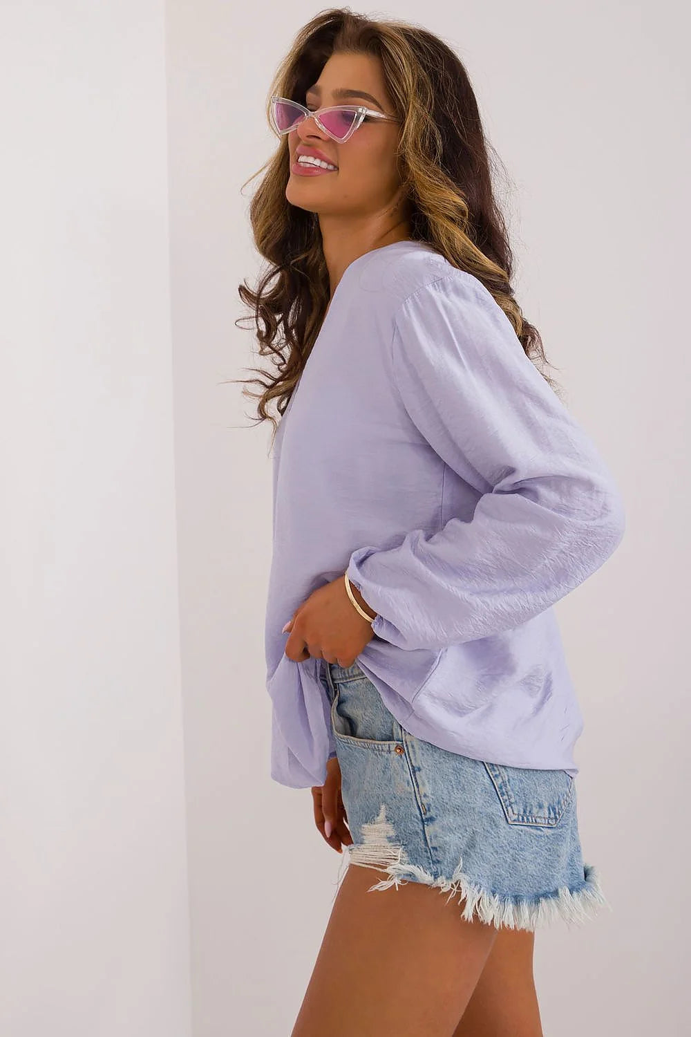 Chemisier Sublevel pour femme, style casual chic, manches longues élastiquées, encolure en V, couleur lavande clair, matériau viscoélasthanne, taille ajustable, confort max, élégance quotidienne
