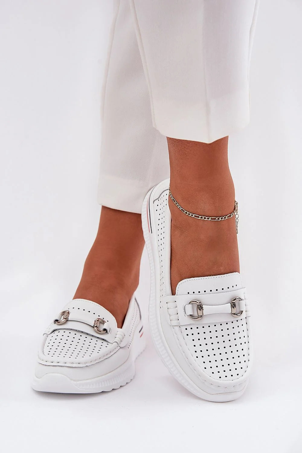Mocassins femmes élégantes moderne cuir perforé blanc détail métallique tricolore compensé confortable occasion quotidienne style chic
