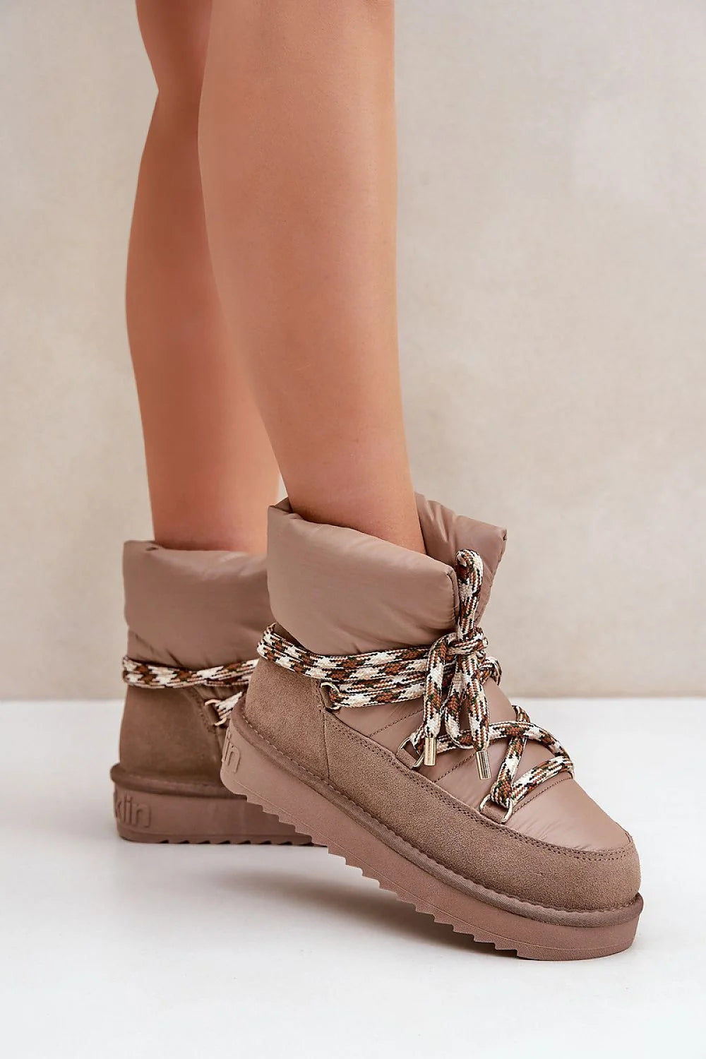 Bottes de neige pour femmes style moderne confortable haute qualité matelassé cuir suédé lacets multicolores semelle caoutchouc fourrure protection contre le froid taille ajustable design urbain haute performance