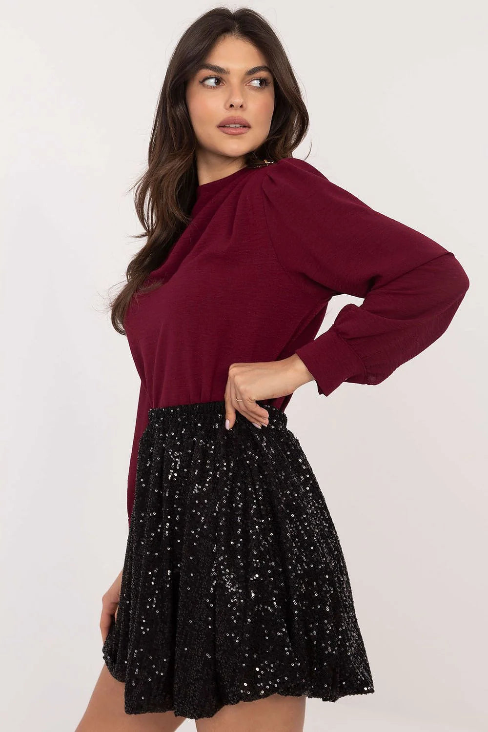 Tenue élégante pour femme, haut bordeaux et jupe paillettes noires, manches longues, look moderne soirée