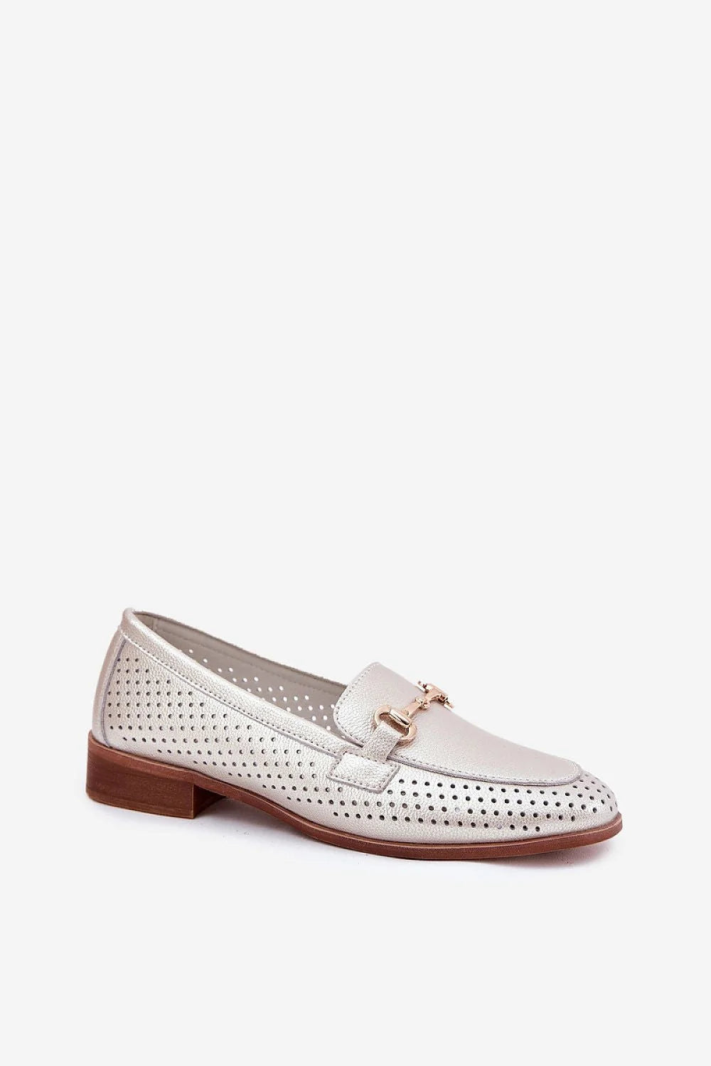 Chaussures basses élégantes pour femmes, cuir naturel, design raffiné, détails métalliques, confort optimal, style intemporel