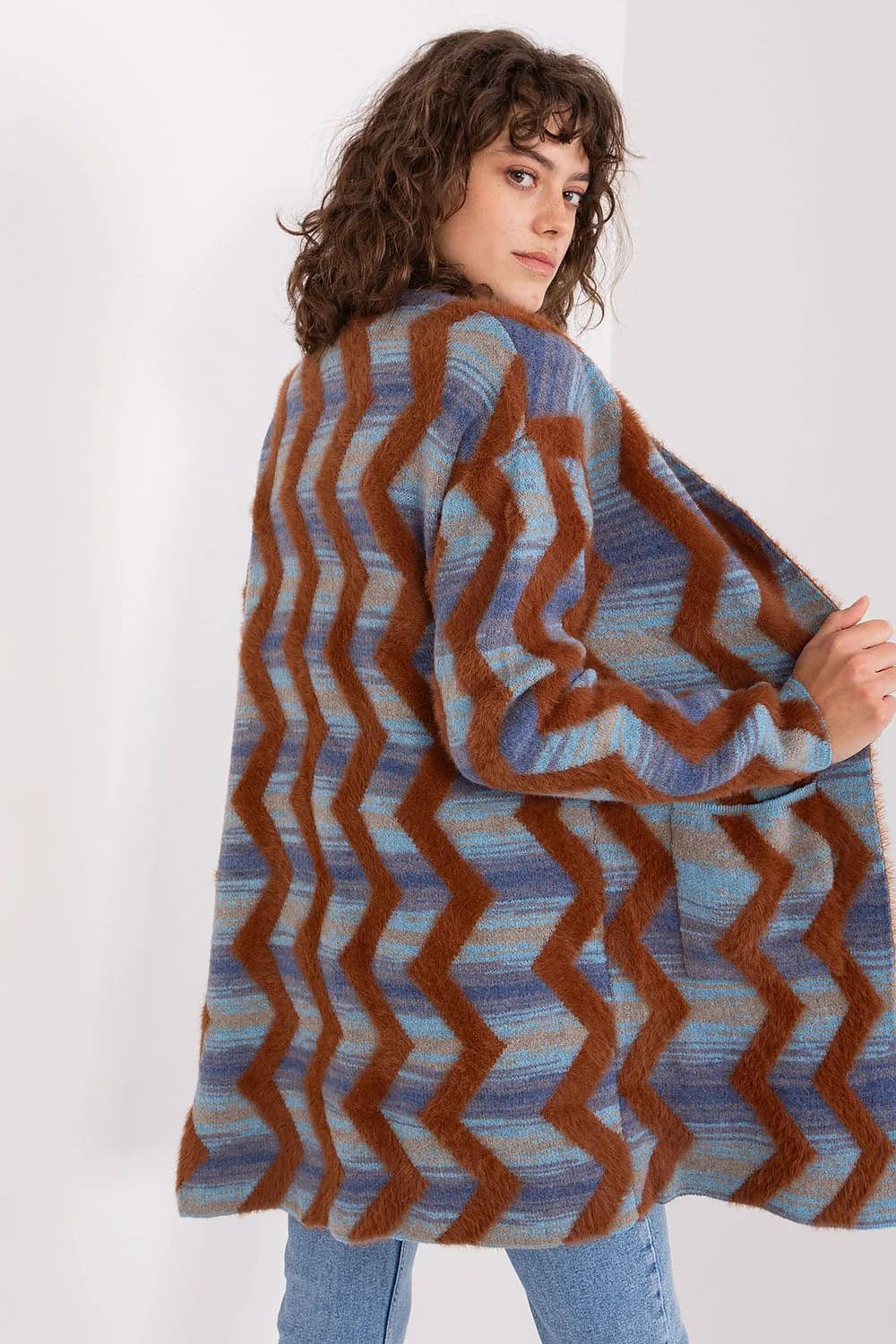 cardigan femme long maille douce pelucheuse mohair chevrons zigzag cognac bleu oversize midi cuisses manches longues poches plaquées