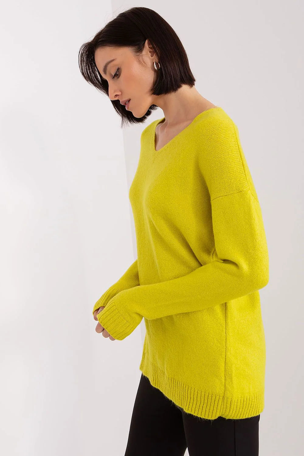 pull femme oversize colV maille fine jaune chartreuse lumineux coupe ample emmanchures tombantes manches longues ourlets côtelés asymétrique longueur couvrante