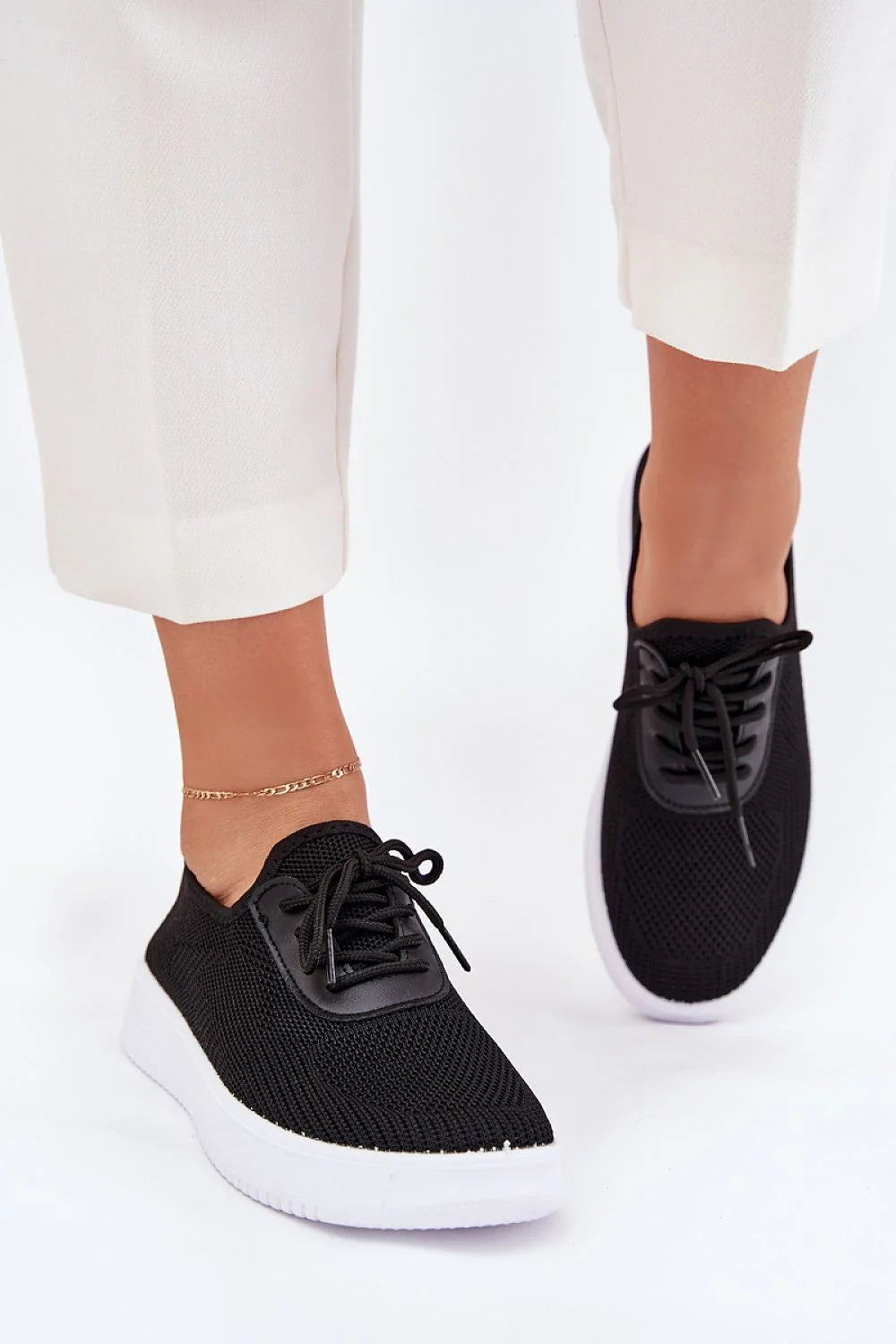 Chaussures de sport modernes pour femmes en maille noire semelle caoutchouc blanc low-top confortables et élégantes