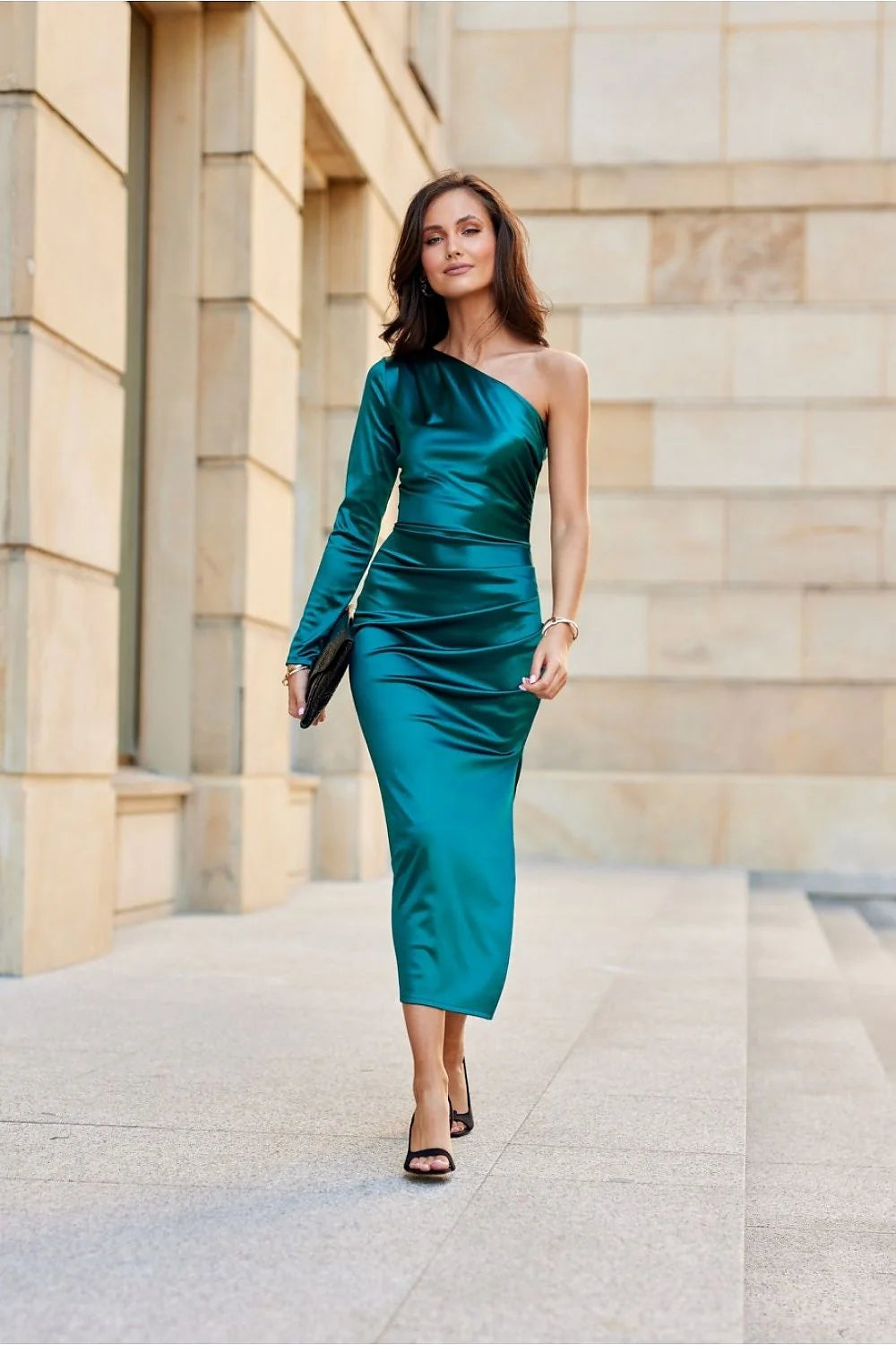 robe soirée émeraude satinée asymétrique manche longue épaule dégagée coupe moulante drapée taille marquée fente latérale midi brillante élégante