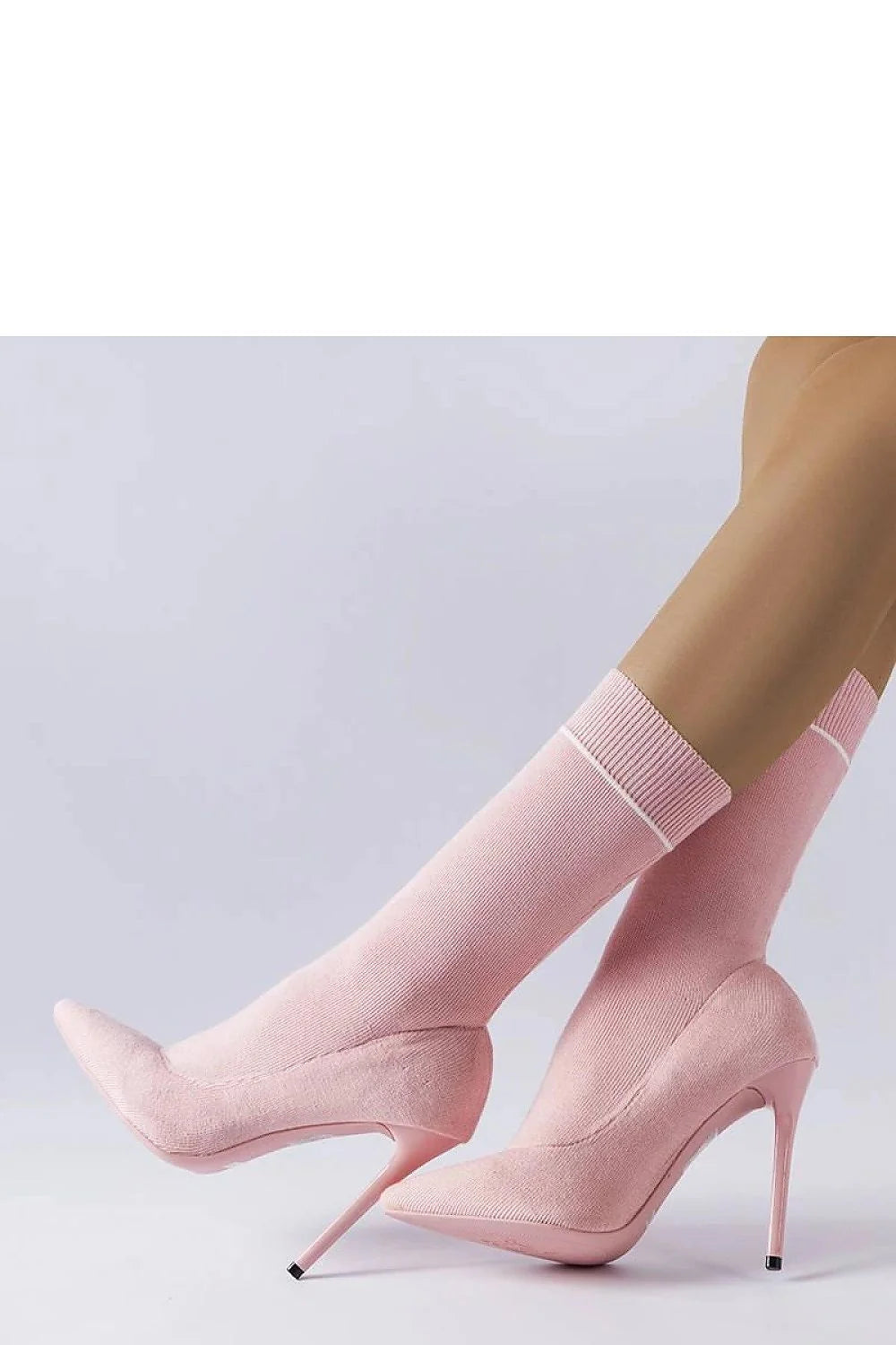 Chaussures féminines design audacieux talons aiguilles style moderne couleur rose pâle tige élastique montante mi-mollet