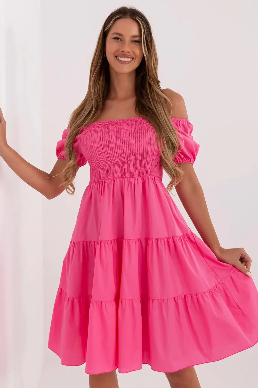 Robe d'été ample épaules nues rose vif longueur mi-cuisse silhouette trapèze moderne élégante robe féminine mode été Italy Moda