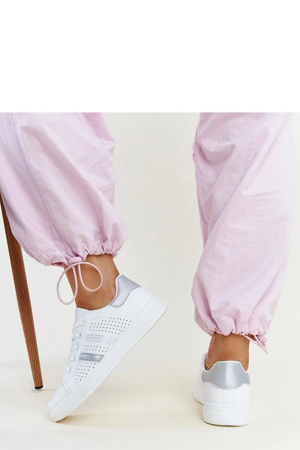 baskets femme blanches argentées modernes cuir synthétique perforées confortables urbaines basses lacets semelle épaisse antidérapante talon renforcé matelassé respirabilité élégantes