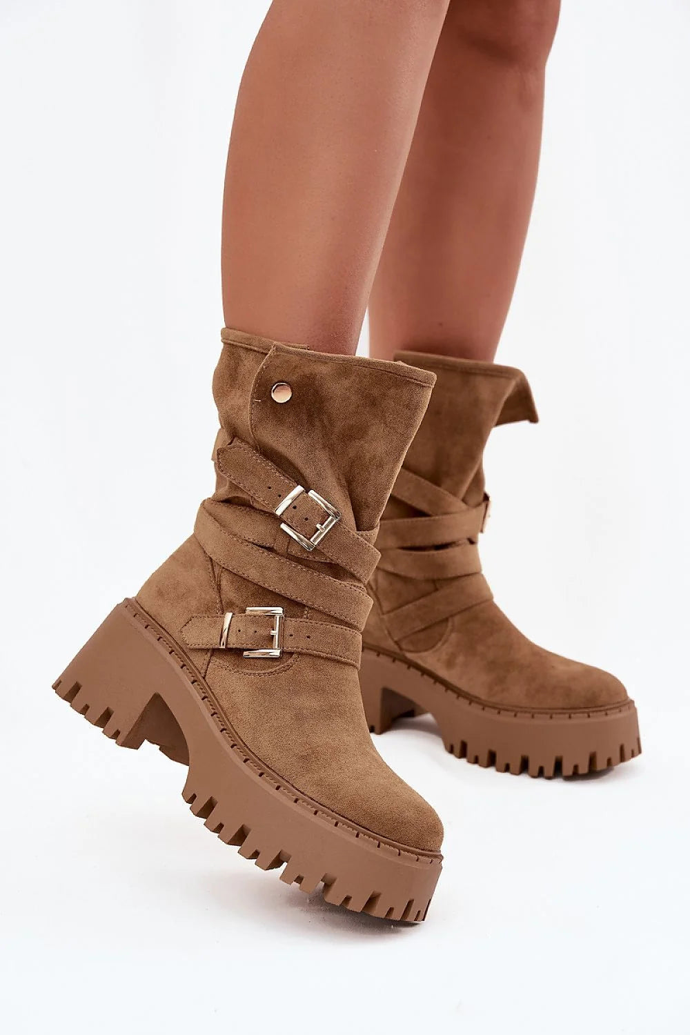 bottines femme suédine écologique camel biker urbain plateforme chunky crantée antidérapante talon massif stabilité sangle tressée boucles dorées bout rond