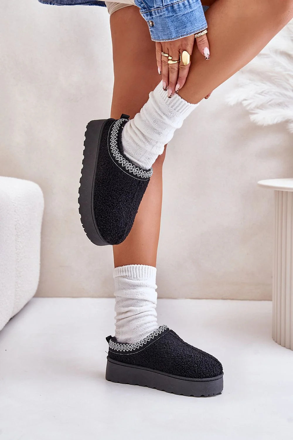 bottes neige femme fourrure mouton moderne plateforme confortable bouclé sherpa noir zigzag bordure blanche mule antidérapante
