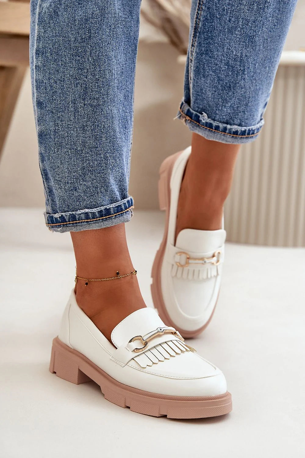 mocassins femmes élégants contemporains design moderne talon plat cuir synthétique doré franges blanc cassé rose pâle semelle caoutchouc confortable