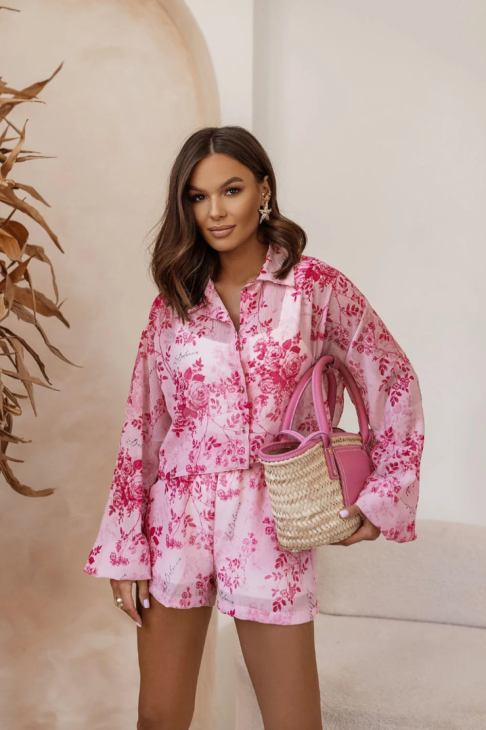 Ensemble féminin motif floral couleurs pastel été 2023 mode veste short tissu léger respirant tendance chic