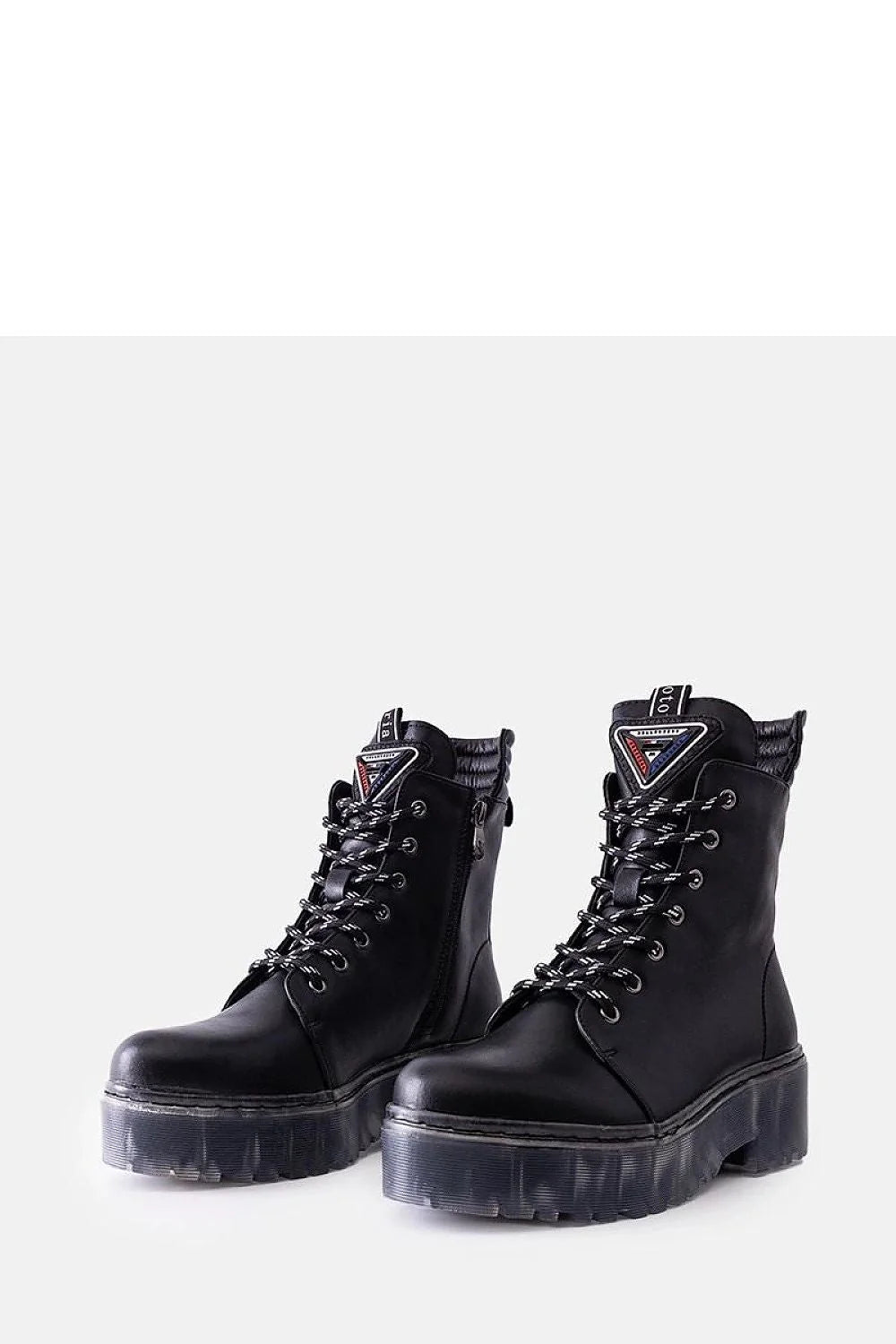 Bottines pour femmes design moderne robuste cuir noir lisse lacets contrastants semelle épaisse protectrice fermeture éclair latérale logo triangulaire