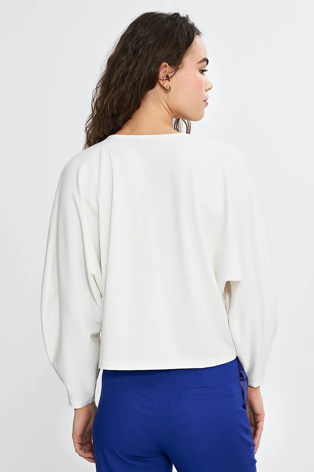 chemisier blanc oversize encolure V manches longues chauvesouris coupe boxy courte tissu fluide tombé structuré minimaliste élégant polyvalent