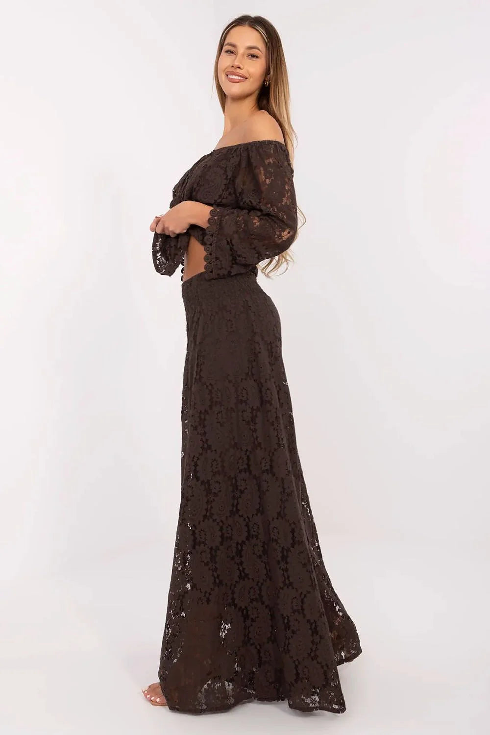 Ensemble de mode féminin élégant en dentelle marron chocolat avec haut dos nu et pantalon large palazzo