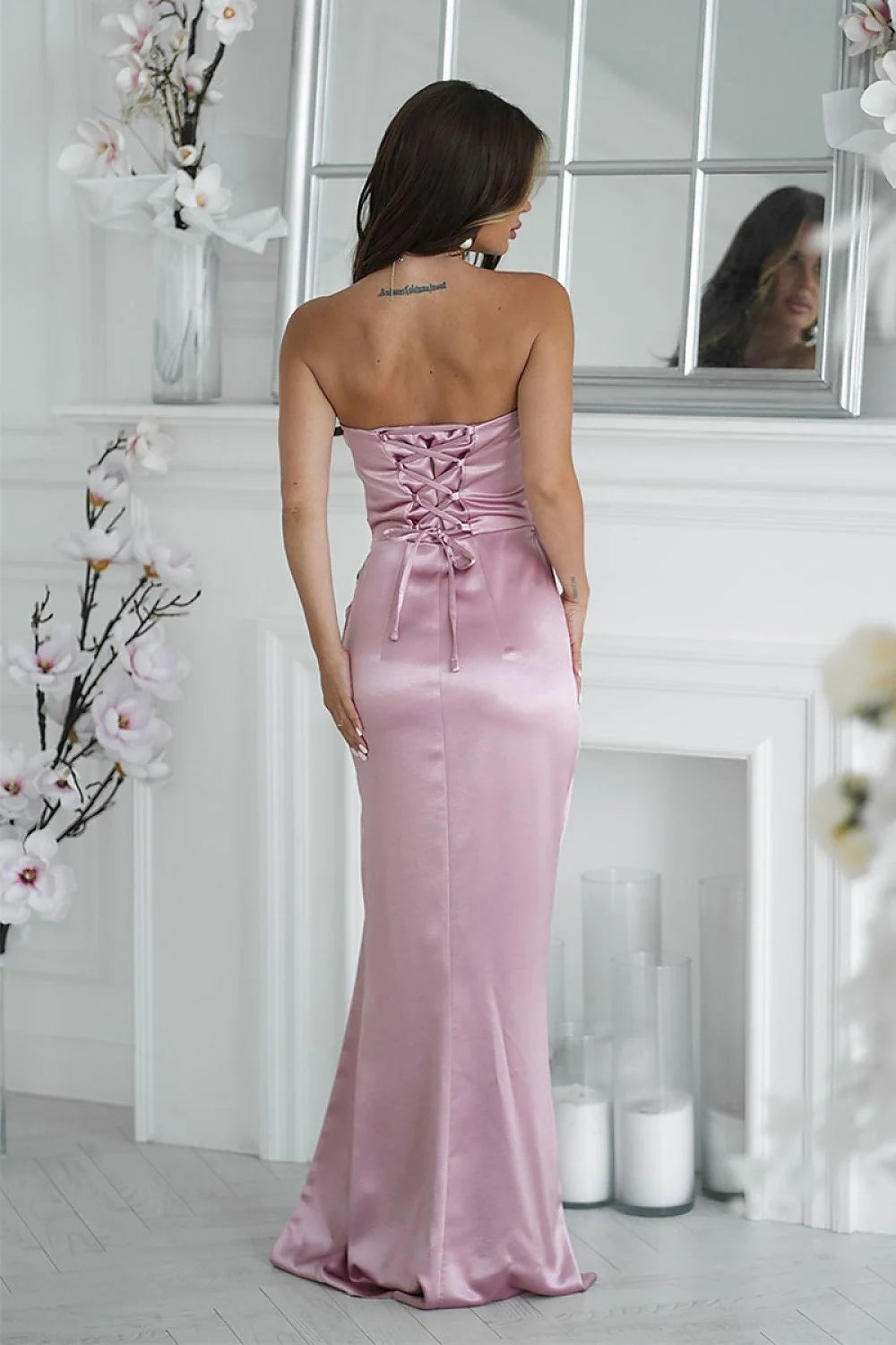 robe longue satinée bustier rose poudré moulante sirène rosette sculpturale drapée fronces raffinées fente latérale haute