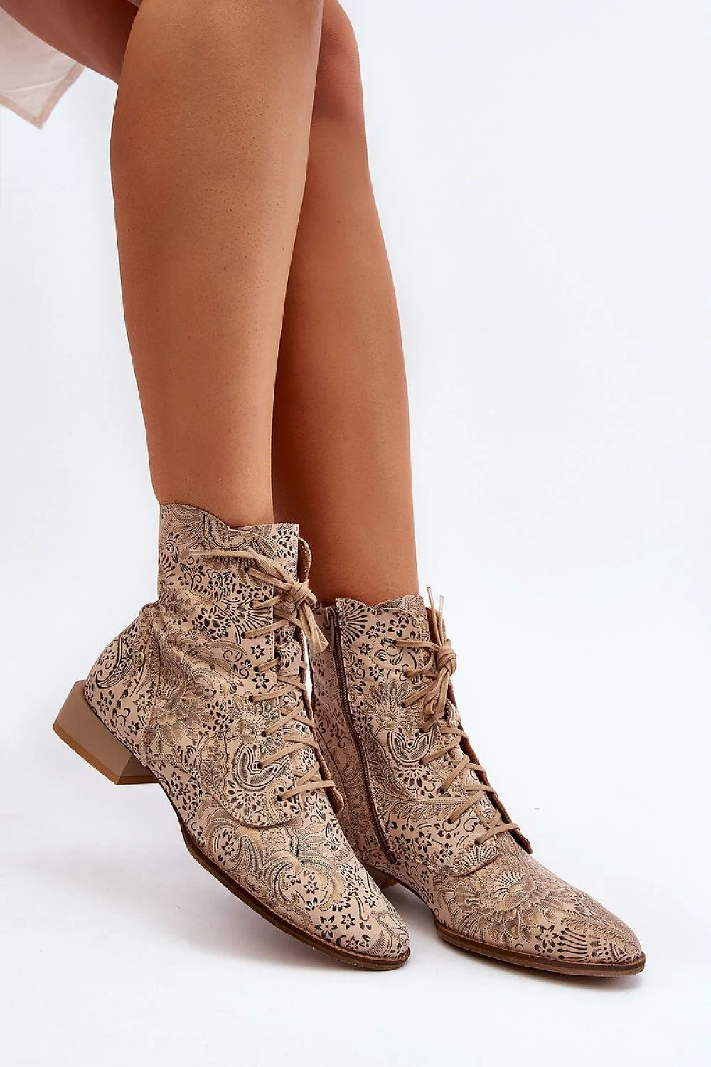 Bottines femmes style vintage boho motifs floraux paisley cuir naturel beige taupe talon carré semelle caoutchouc lacets fermeture glissière