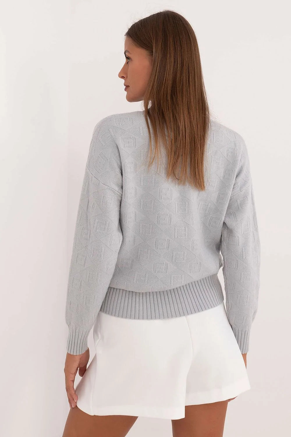 pull femme gris clair maille texturée monogramme manches longues épaules tombantes col montant bordscotes coupe boxy taille confortable élégant
