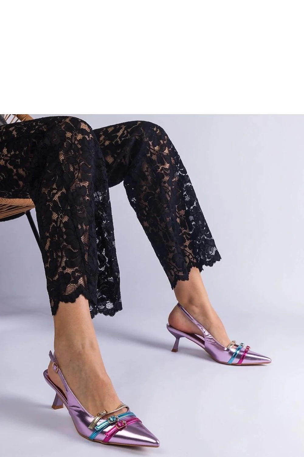 Ensemble robe et chaussures pour femme avec dentelle noire et cuir métallique violet, style sophistiqué et moderne