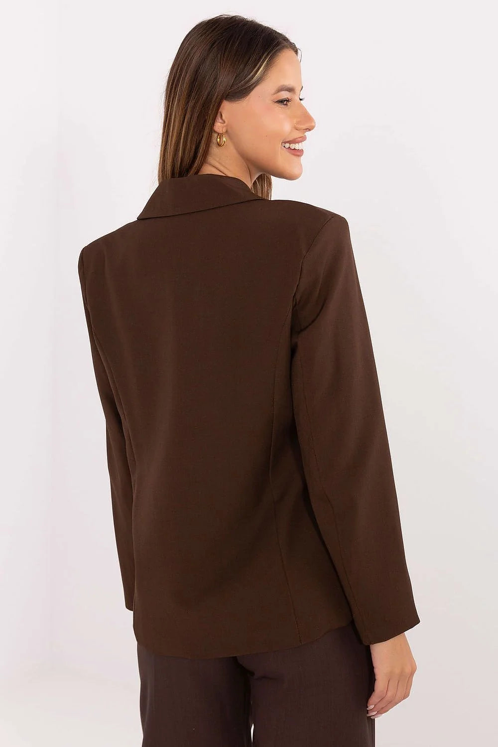 blazer tailleur femme marron chocolat col cranté boutonnage bouton coupe droite épaules structurées manches longues tissu lisse poches rabat finitions