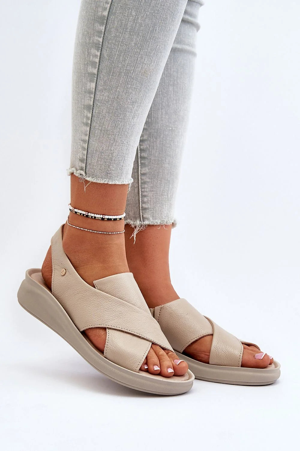 Sandales femme style moderne design épuré cuir naturel beige élastique maintien confortable occasions polyvalentes