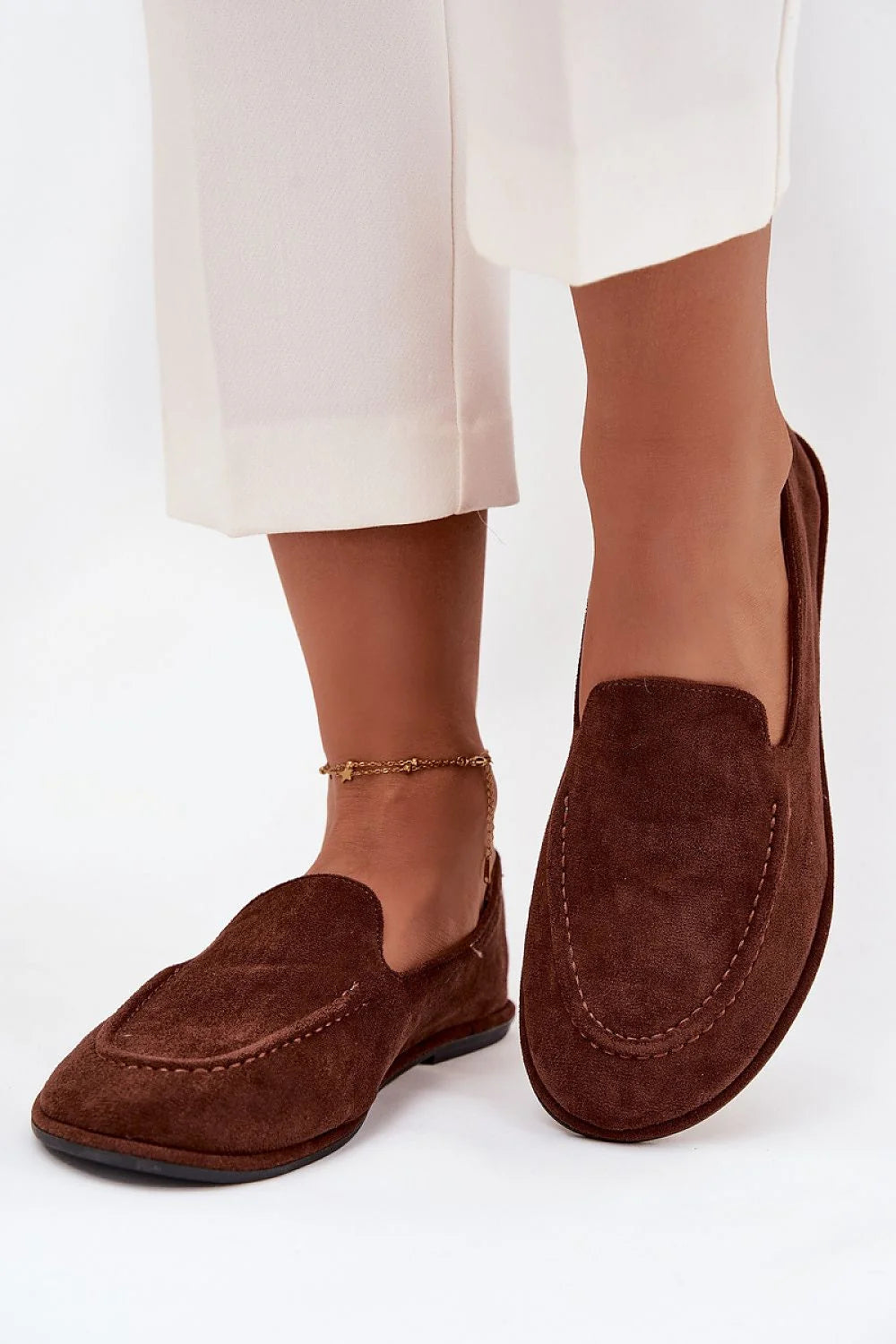 mocassins femme suédine écologique brun chocolat enfilables tige surpiquée bout arrondi talon plat semelle fine noire caoutchouc confortables intemporels polyvalents