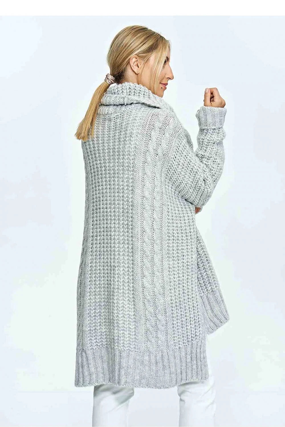 Pull pour femme col roulé ample en maille tricotée grise claire matières mixtes saison automne-hiver coupe loose