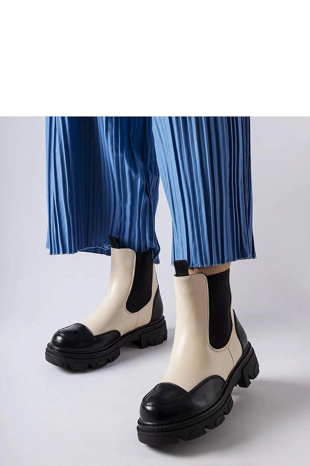 Bottines Chelsea audacieuses en cuir/faux-cuir beige/noir, style moderne, confort optimal, résistance aux intempéries, bottes féminines élégantes