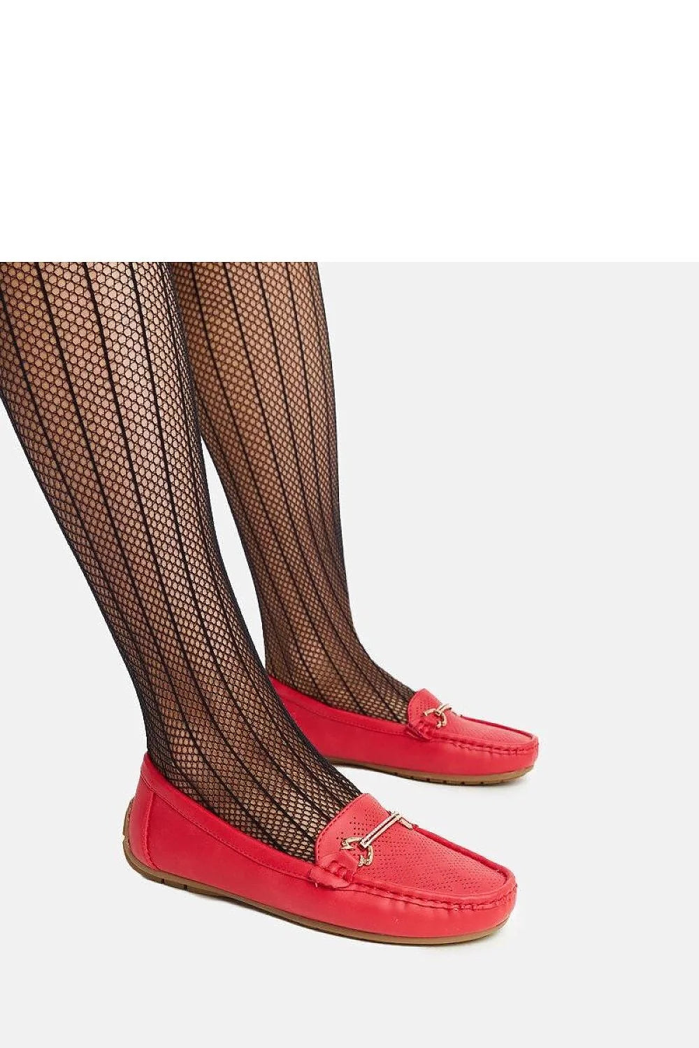 Mocassins féminins élégants couleur rouge vif détails métalliques dorés cuir lisse semelle caoutchouc confortable pour femmes occasion quotidienne soirée
