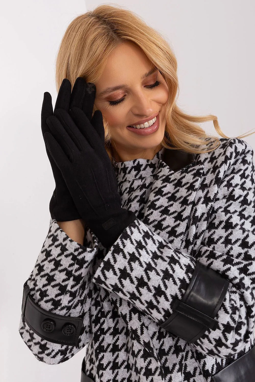 Manteau élégant femme motif pied-de-poule noir et blanc gants assortis en suède style sophistiqué coupe ajustée matériau haut de gamme