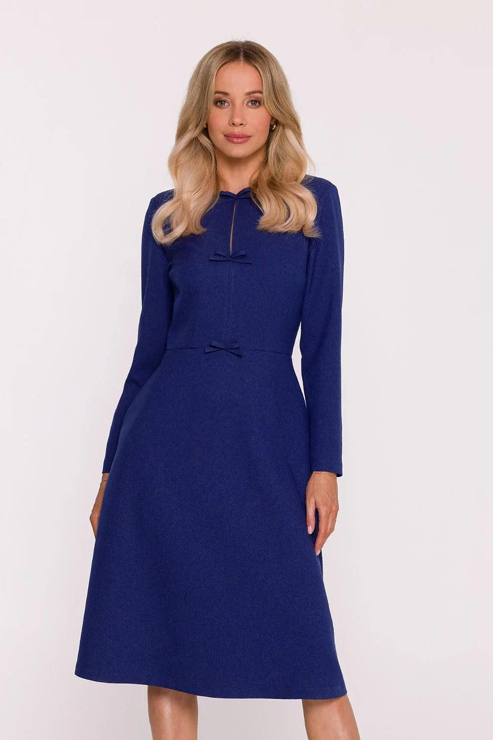 robe midi trapèze fluide tissu structuré chiné bleu roi encolure goutte fente manches longues poches dissimulées nœuds décoratifs taille marquée