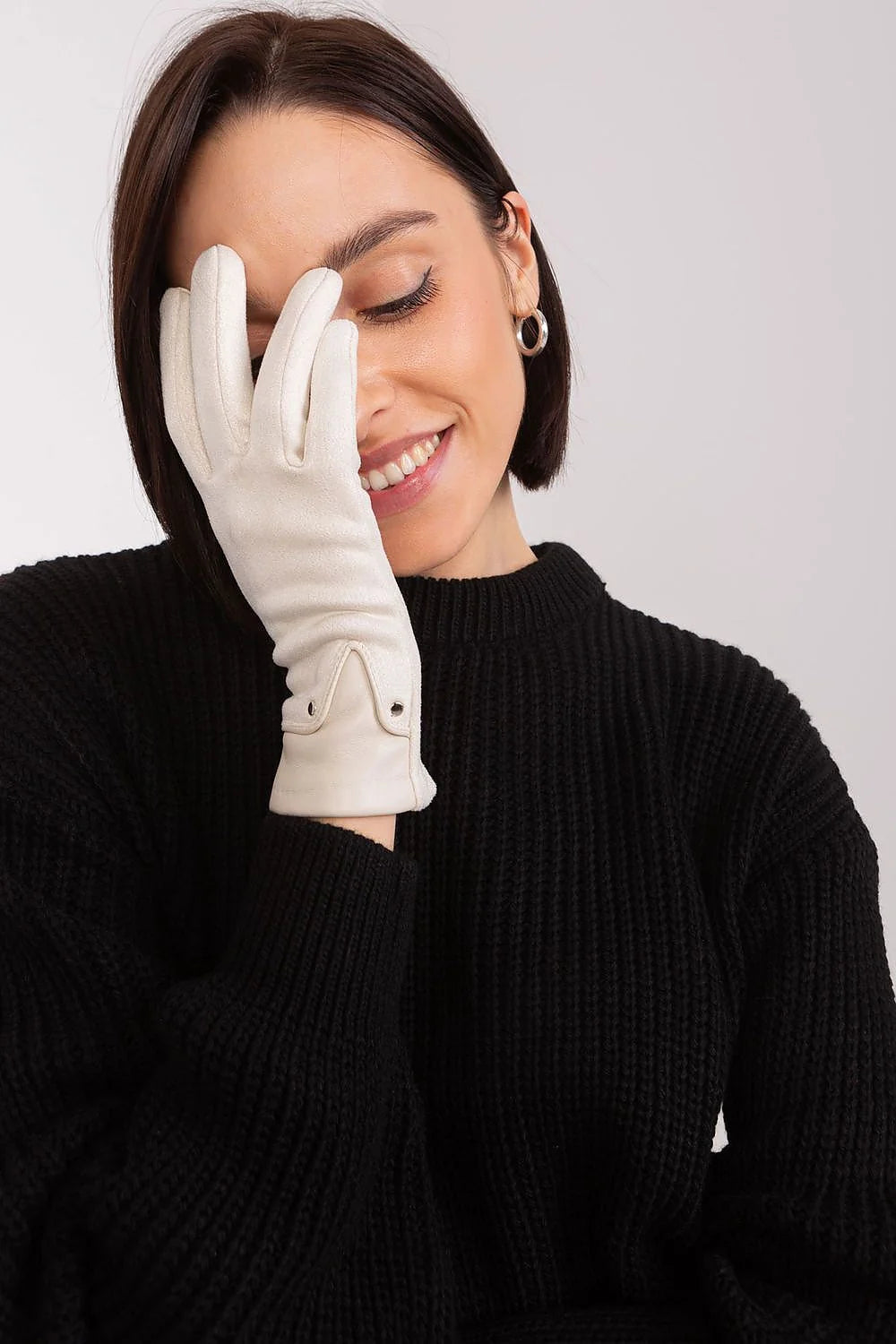 Gants élégants pour femmes en polyester et spandex, style classique, couleur crème, finitions métalliques, confort optimal