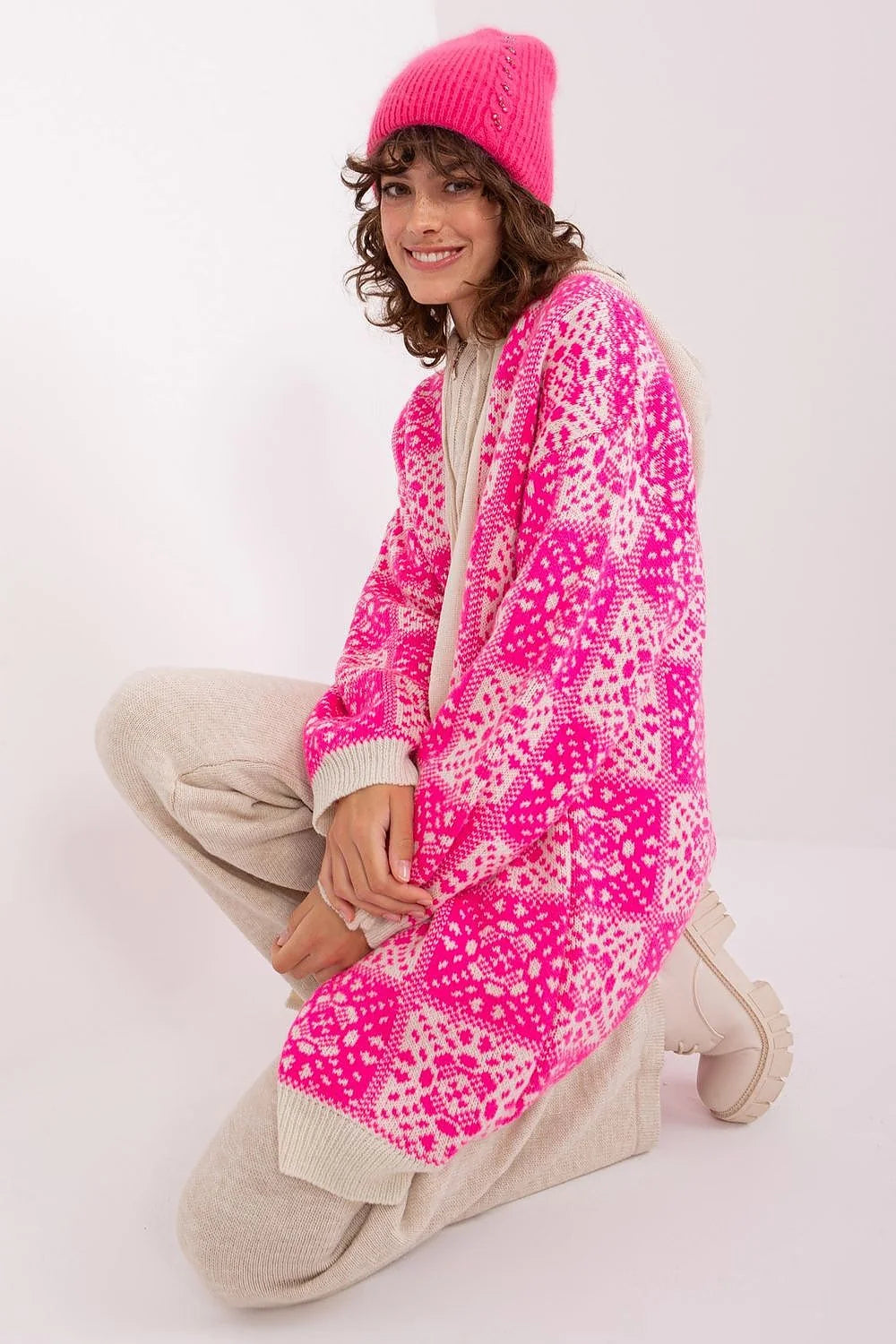 ensemble hiver maille côtelée bonnet slouch fuchsia mohair strass sweater jacquard motif floral ample confortable chic élégant chaud
