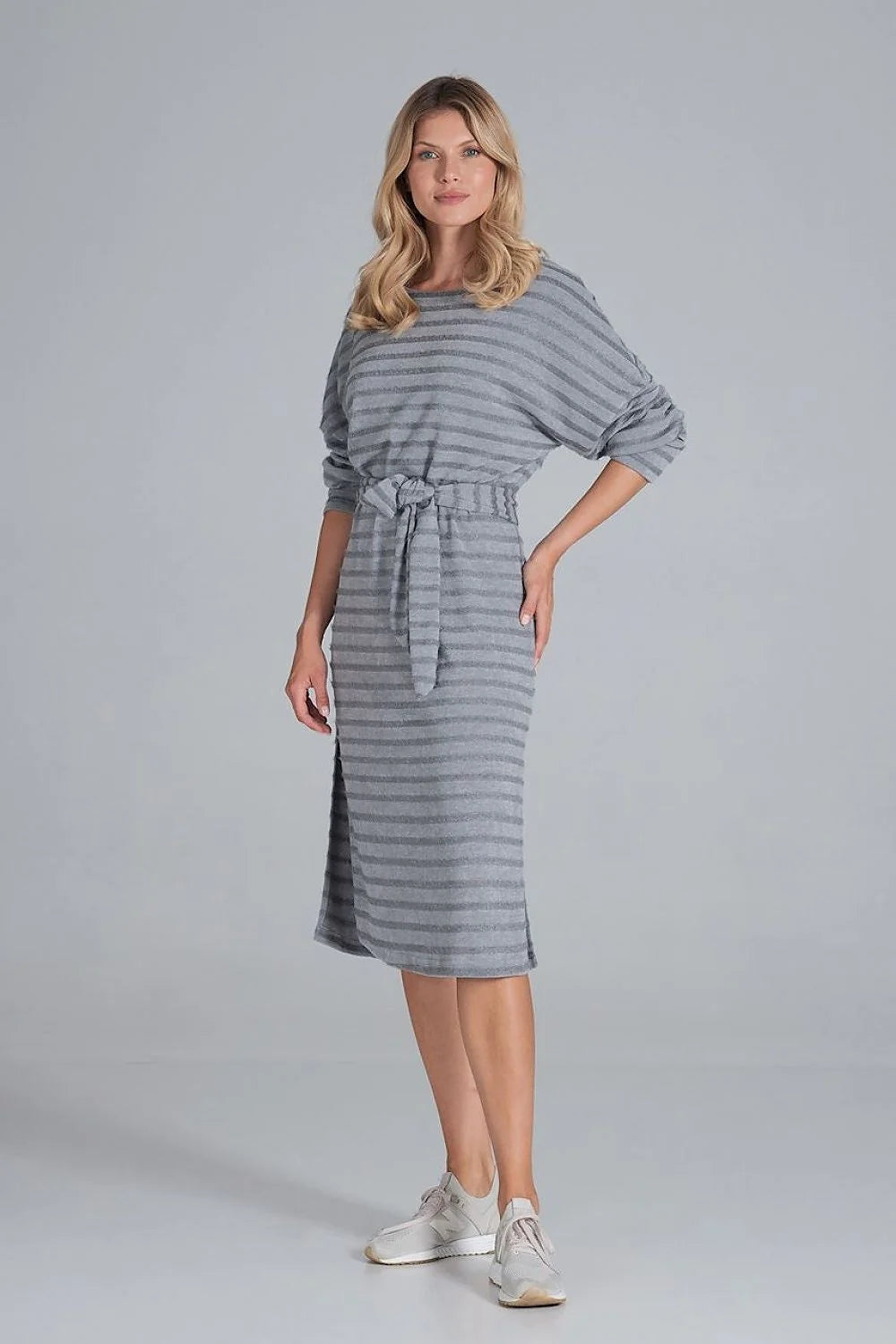 Robe tricot rayée grise élégante et décontractée avec ceinture pour un style chic quotidien