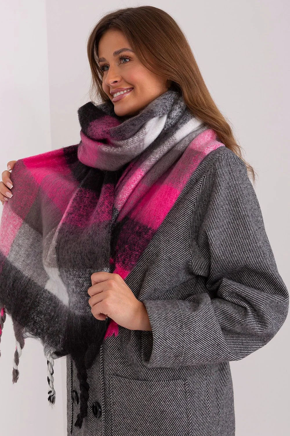Écharpe longue à carreaux colorés pour femmes, style chic et moderne, matériau polyester doux, franges torsadées, pompons, automne-hiver, versatile, épuré, tendance, mode accessoire