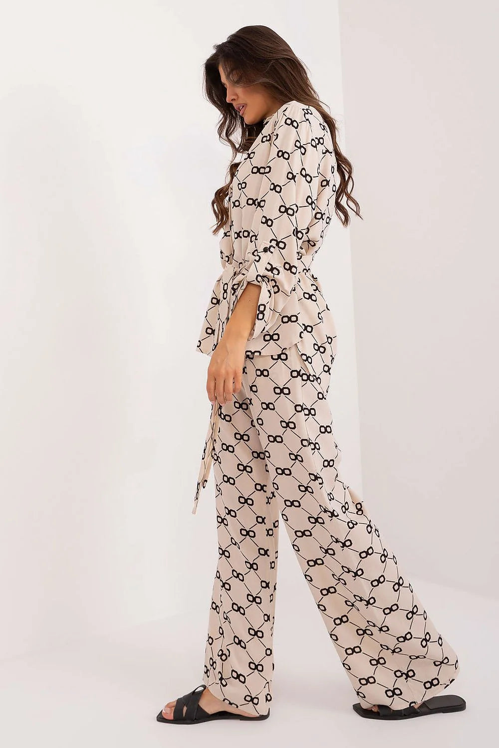 Ensemble féminin estival chemise pantalon motif géométrique beige noir coupe décontractée manches longues ceinture incluse