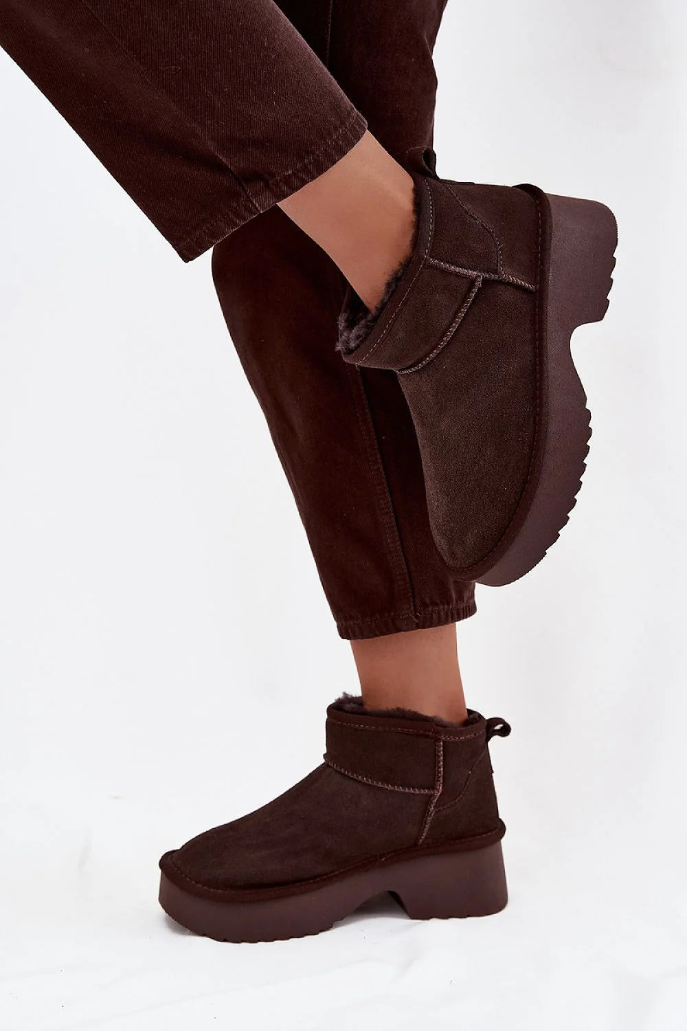 bottines femme neige daim suédé marron cheville revers bout rond plateforme crantée caoutchouc antidérapante doublure fourrure synthétique chaud confort