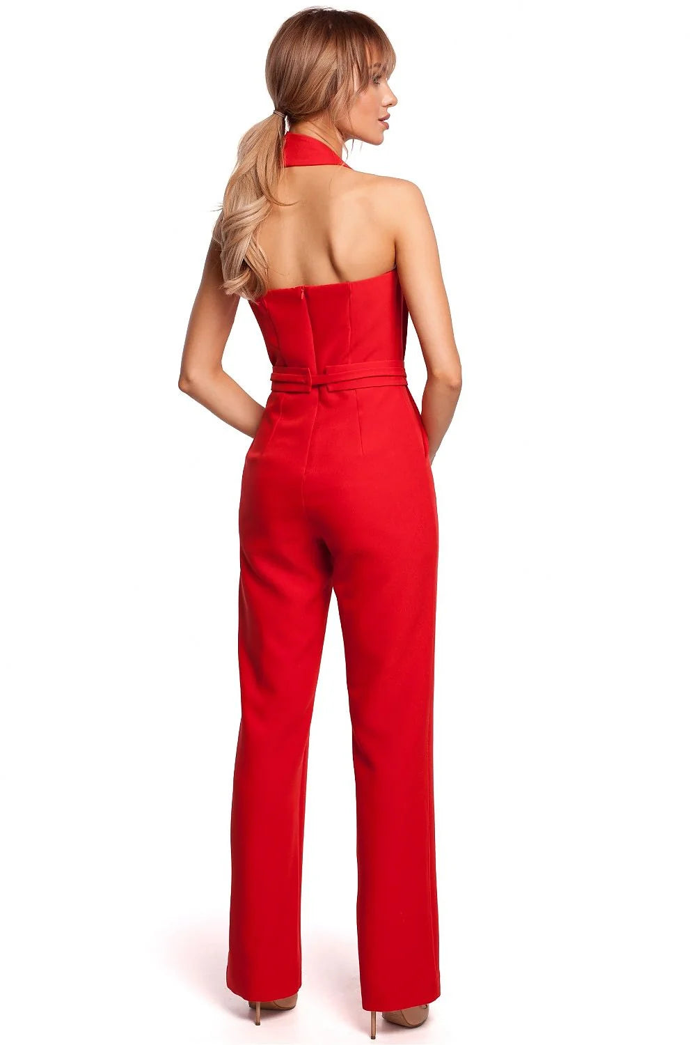 Combinaison pantalon tissu lisse rouge vif chic asymétrique dos ouvert pour femme élégante
