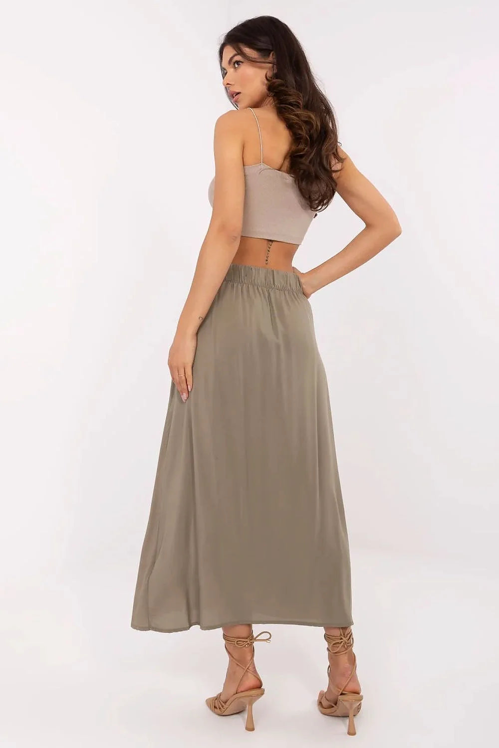 Haut court crop top bretelles fines matière extensible beige clair Jupe longue fente coupe portefeuille kaki femme