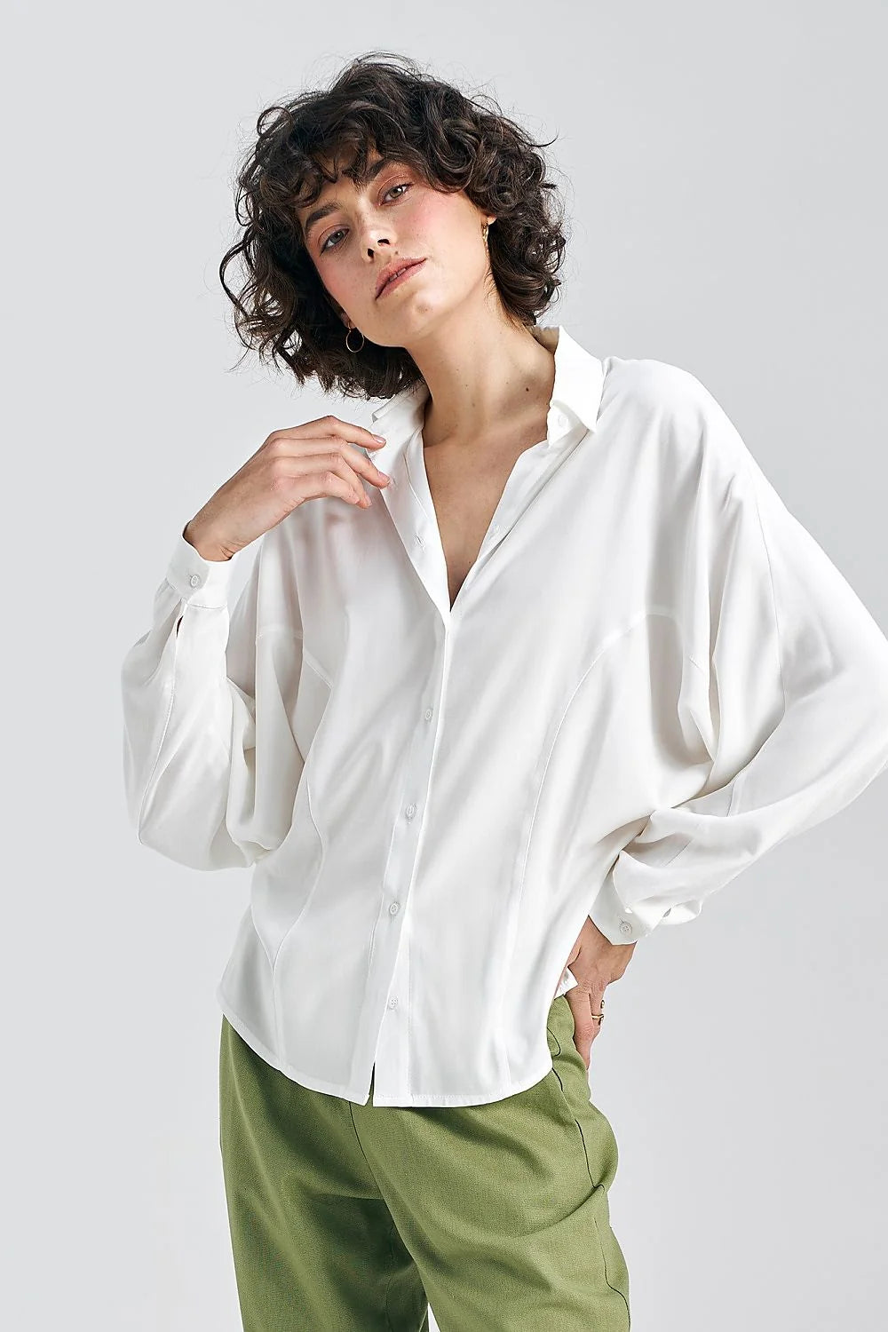 chemise femme élégante manches longues col classique coupe oversize blanche tissu fluide drapé épaules tombantes poignets boutonnés