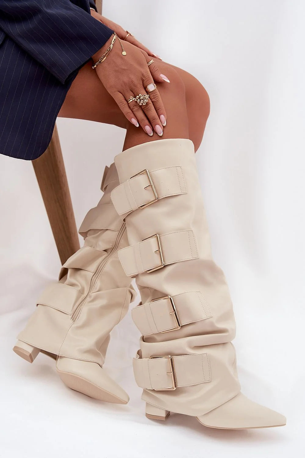 bottes hautes femme beige crème similicuir lisse slouchy bout pointu talon bas carré sangles larges boucles dorées réglables