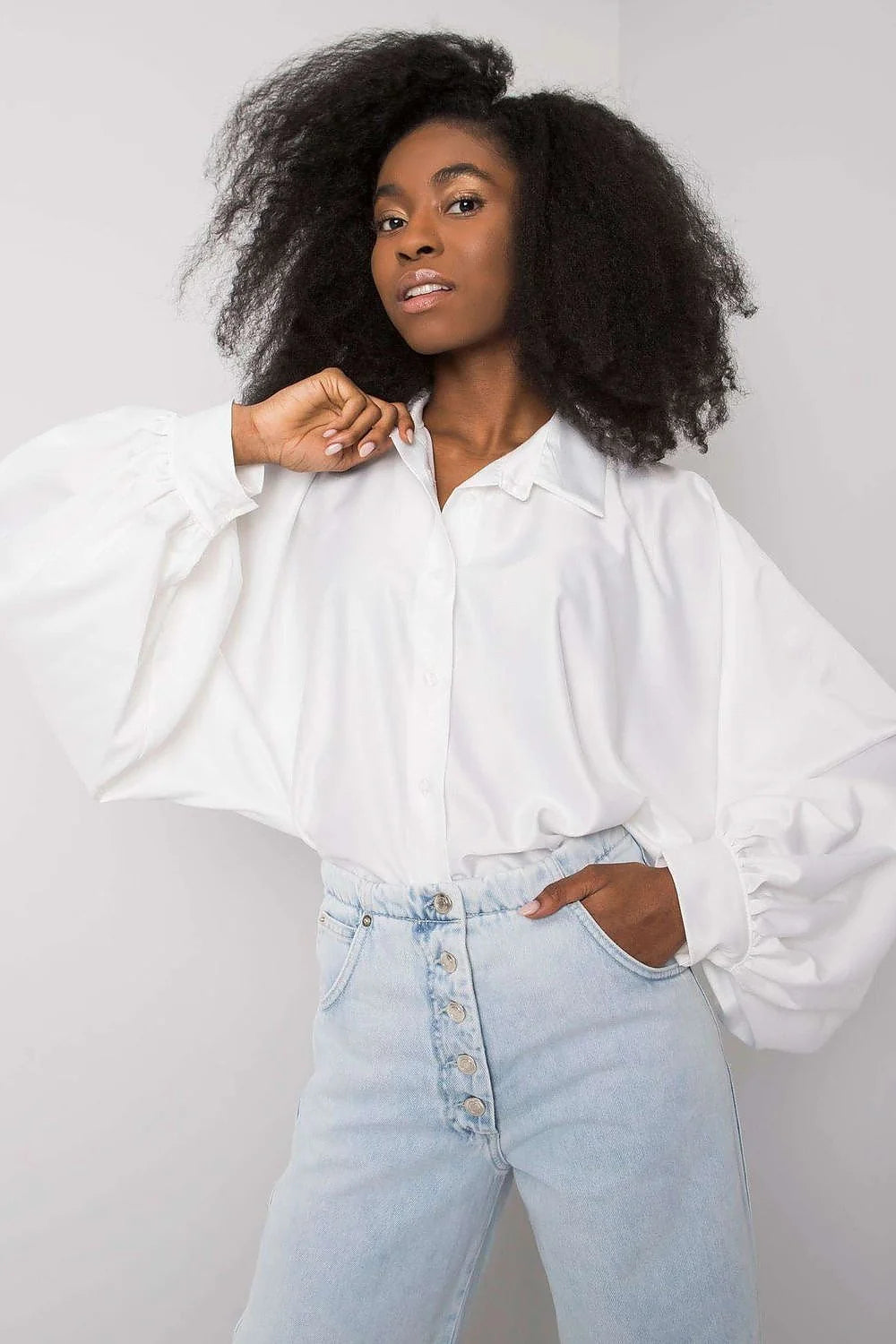 Chemise manche longue style classique col à pointes détails métalliques couleur blanche pure polyester 95% elasthanne 5% coupe décontractée élégante femme