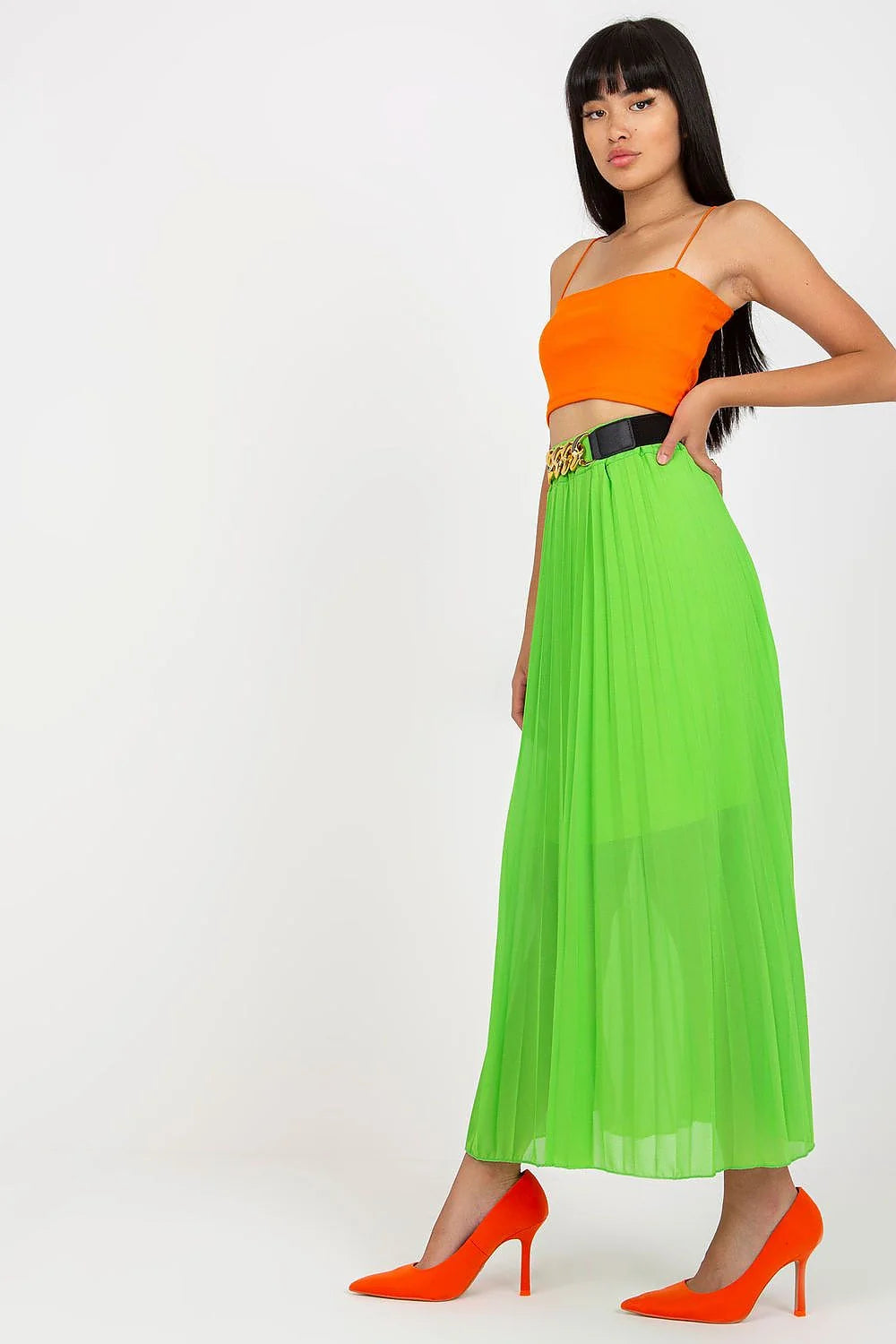 Ensemble mode femme crop top orange jupe longue motif paisley bleu taille haute ceinture dorée escarpins orange occasion estivale