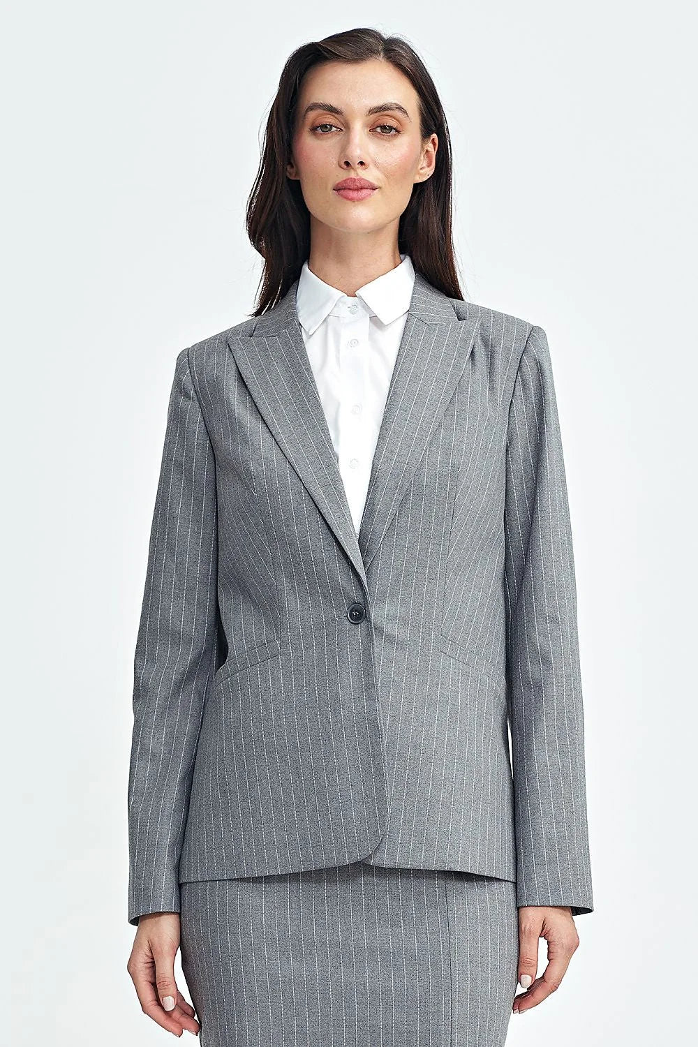 Tailleur femme blazer veste jupe classique rayures gris épaules structurées fermeture unique bouton Business sophistiqué modern