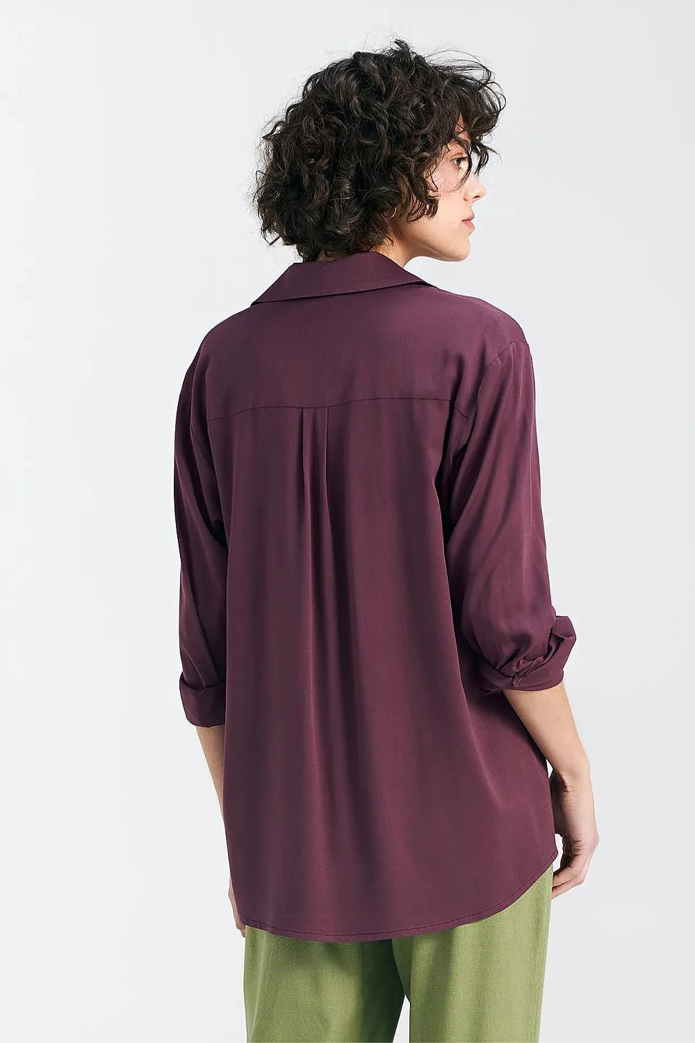 chemise manches longues ample prune viscose fluide col classique revers oversize boutonnée ourlet arrondi dos allongé retroussées troisquarts bureau casual