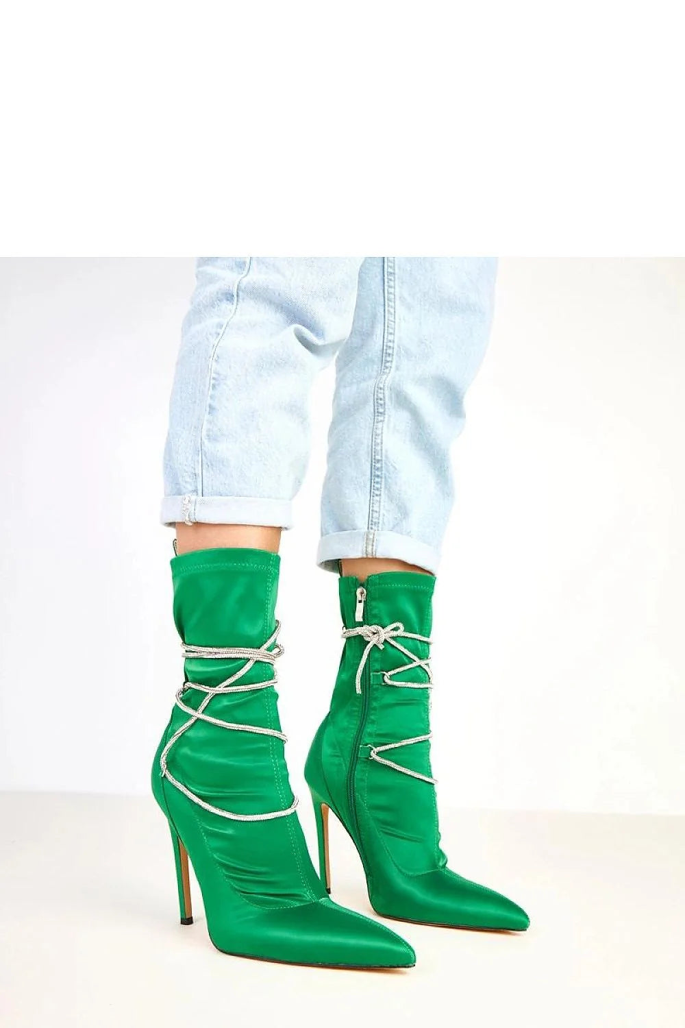 bottines femme satin vert émeraude bout pointu talon aiguilles 12cm tige 21cm zip latéral lacets zircons brillantes couture