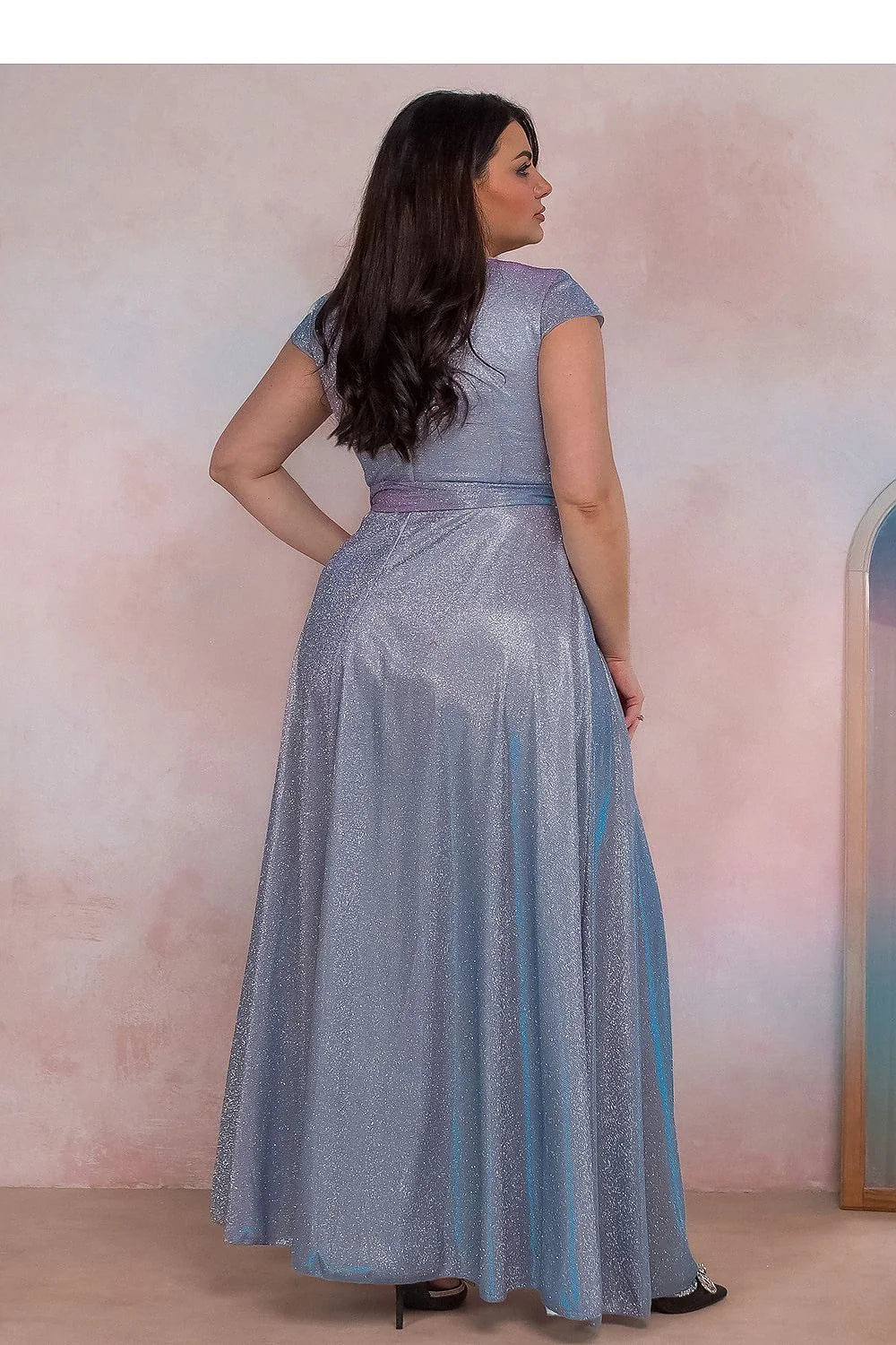Robe de soirée élégante pour femme plus size, coupe évasée, longueur maxi, bleu argenté, ceinture ajustable, matériau satiné, décolleté en V, sans manches, style glamour, occasion spéciale